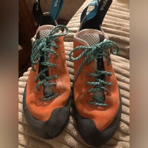 Scarpa Helix climbing shoes, size 40.5 EU